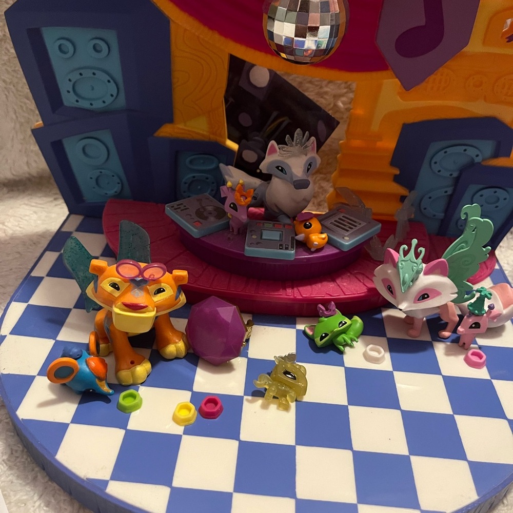 Animal jam club geoz and ice den playsets